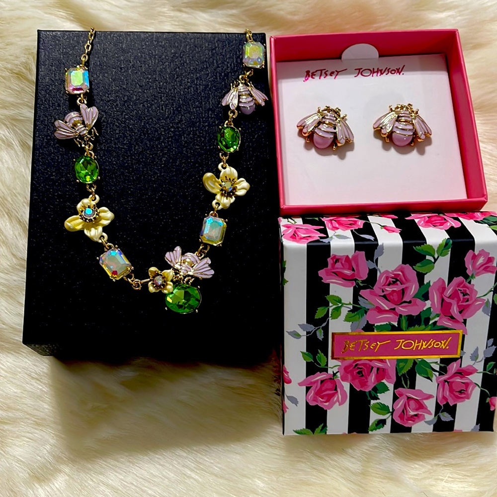 NWT 2 piece set BETSEY JOHNSON
Stone Bee Cluster Necklace matching earrings